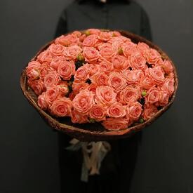 Букет из 35 кустовых роз 50см с кружевом