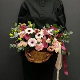 Композиция из орхидей, гербер и эустомы в корзине