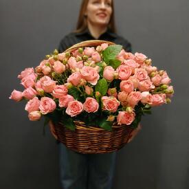 Композиция из 31 кустовой розы в корзине