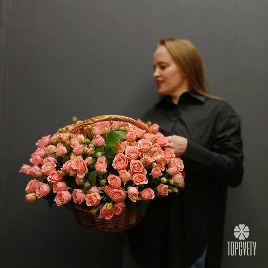 Композиция из 31 кустовой розы в корзине