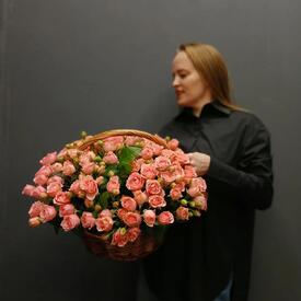 Композиция из 31 кустовой розы в корзине