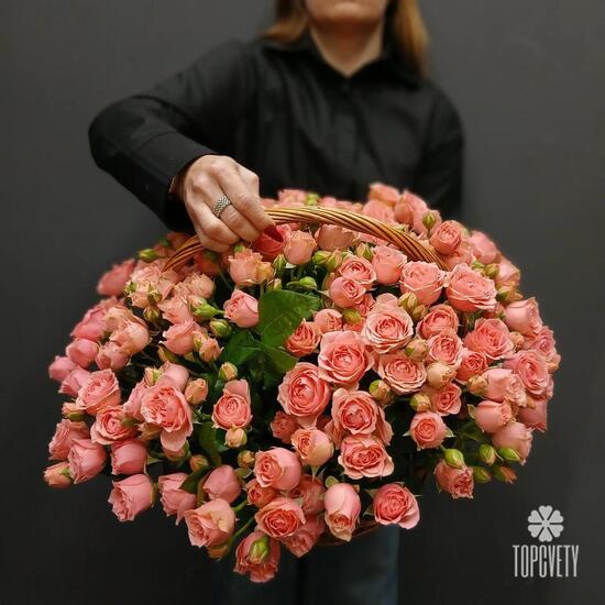 Композиция из 31 кустовой розы в корзине