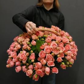 Композиция из 31 кустовой розы в корзине