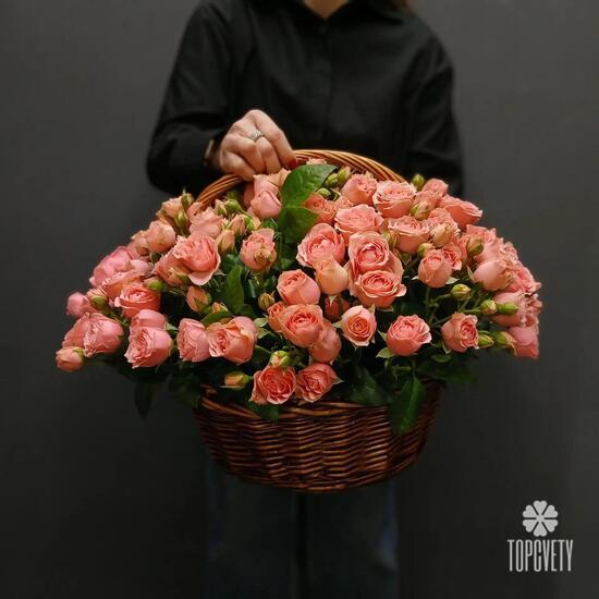 Композиция из 31 кустовой розы в корзине