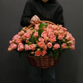 Композиция из 31 кустовой розы в корзине