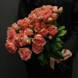 Букет из 7 кустовых роз 50см