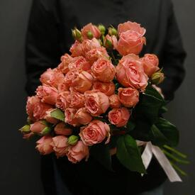Букет из 13 кустовых роз 50см