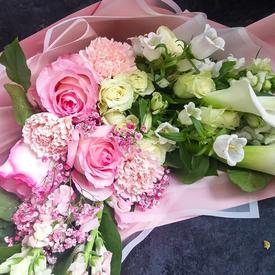 Букет из роз, калл и маттиолы