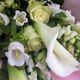 Букет из роз, калл и маттиолы