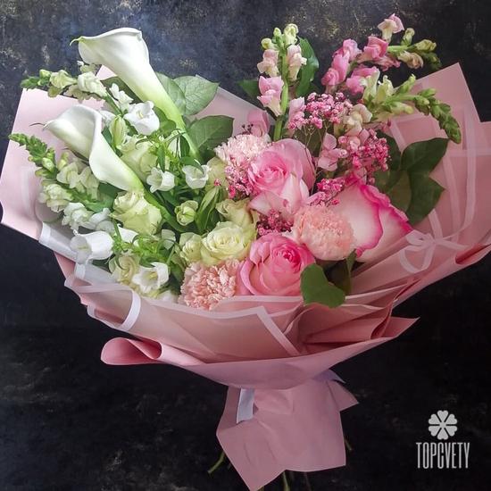 Букет из роз, калл и маттиолы