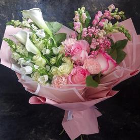 Букет из роз, калл и маттиолы