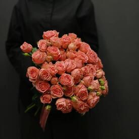 Букет из 21 кустовой розы 50см