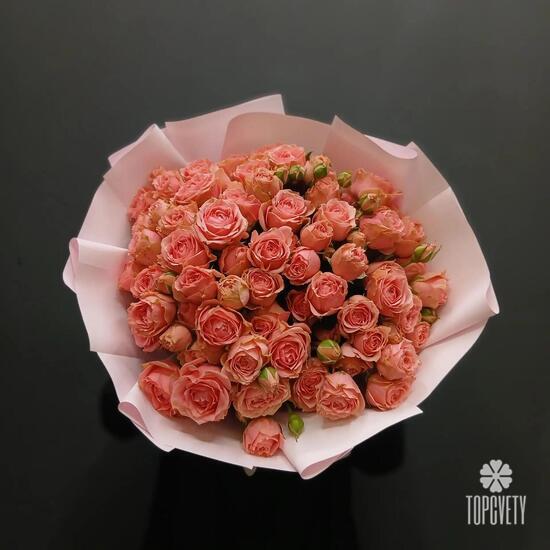 Букет из 21 кустовой розы 50см