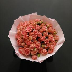 Букет из 21 кустовой розы 50см