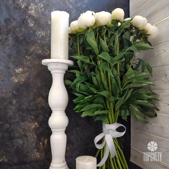 Букет из 13 белых пионов