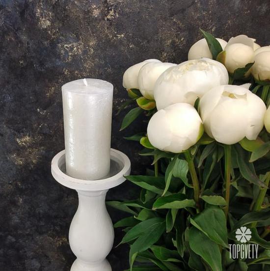 Букет из 13 белых пионов