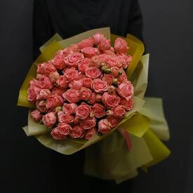 Букет из 25 кустовой розы 50см