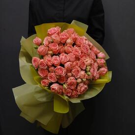 Букет из 25 кустовой розы 50см