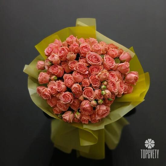 Букет из 25 кустовой розы 50см