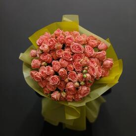 Букет из 25 кустовой розы 50см