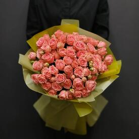 Букет из 25 кустовой розы 50см