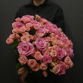 Букет из розовых роз и кустовых роз
