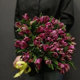 Букет из 13 фиолетовых альстромерий