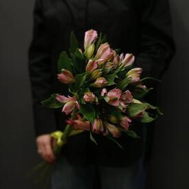 Букет из 5 розовых альстромерий