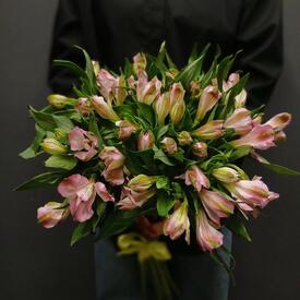 Букет из 9 розовых альстромерий
