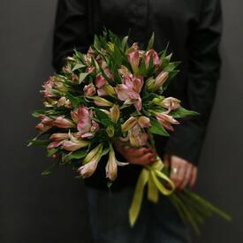 Букет из 11 розовых альстромерий