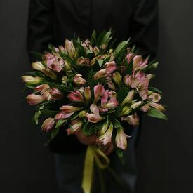 Букет из 13 розовых альстромерий