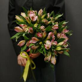 Букет из 13 розовых альстромерий