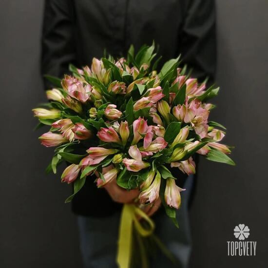 Букет из 13 розовых альстромерий