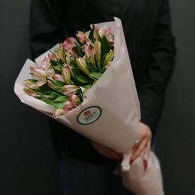 Букет из 7 розовых альстромерий