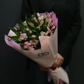 Букет из 9 розовых альстромерий