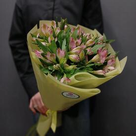 Букет из 11 розовых альстромерий