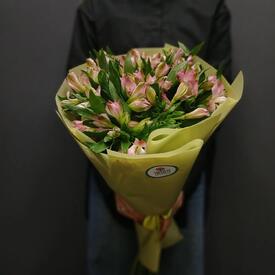 Букет из 11 розовых альстромерий