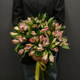 Букет из 15 розовых альстромерий