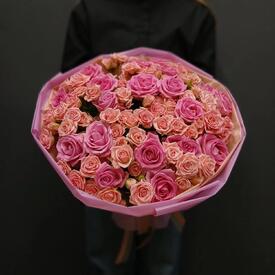 Букет из розовых роз и кустовых роз