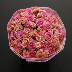 Букет из розовых роз и кустовых роз