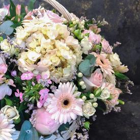 Композиция из роз, гербер и гортензий в корзине