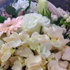 Композиция из роз, гербер и гортензий в корзине