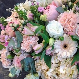 Композиция из роз, гербер и гортензий в корзине