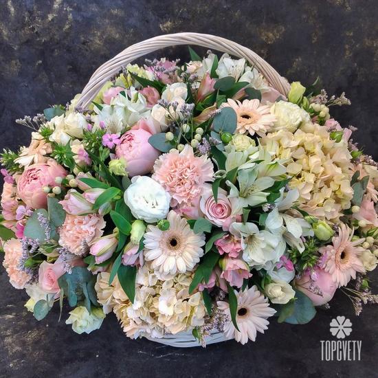 Композиция из роз, гербер и гортензий в корзине