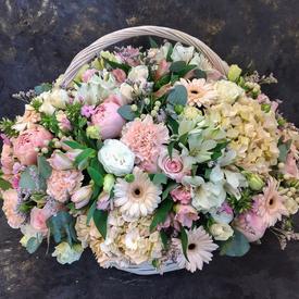 Композиция из роз, гербер и гортензий в корзине