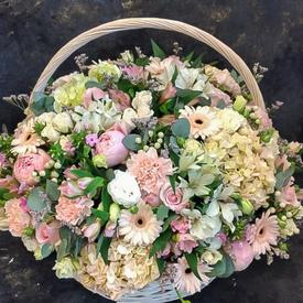 Композиция из роз, гербер и гортензий в корзине