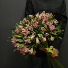 Букет из 19 розовых альстромерий