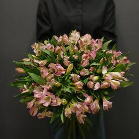 Букет из 19 розовых альстромерий
