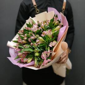 Букет из 17 розовых альстромерий