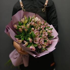 Букет из 19 розовых альстромерий